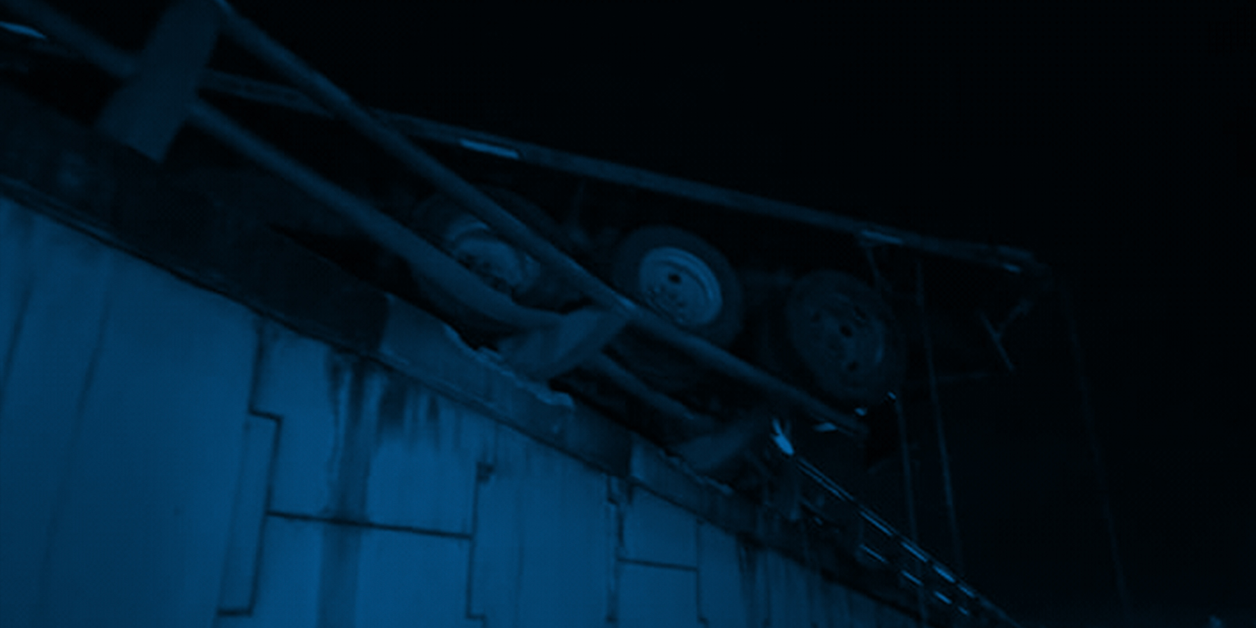 Camión de carga provoca aparatoso accidente en paso desnivel