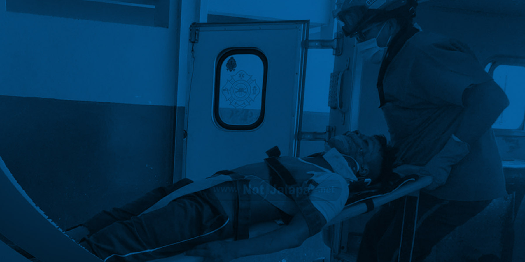 Vehículo con pasajeros colisiona contra un muro