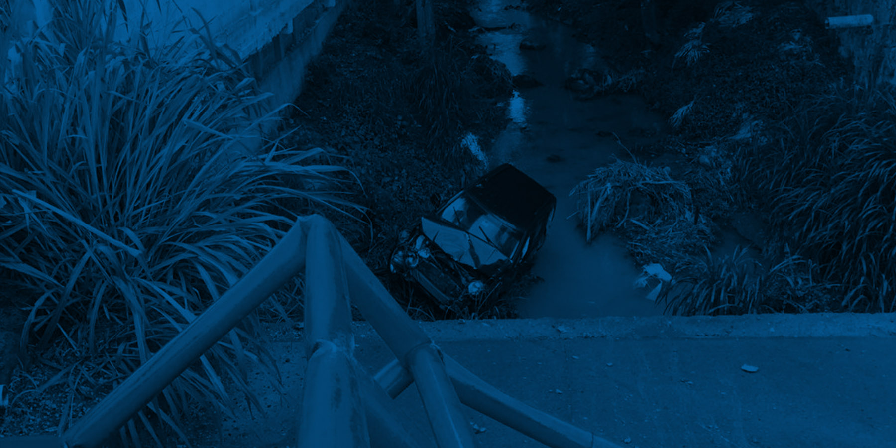 Vehículo cae al río a causa de desperfecto mecánico