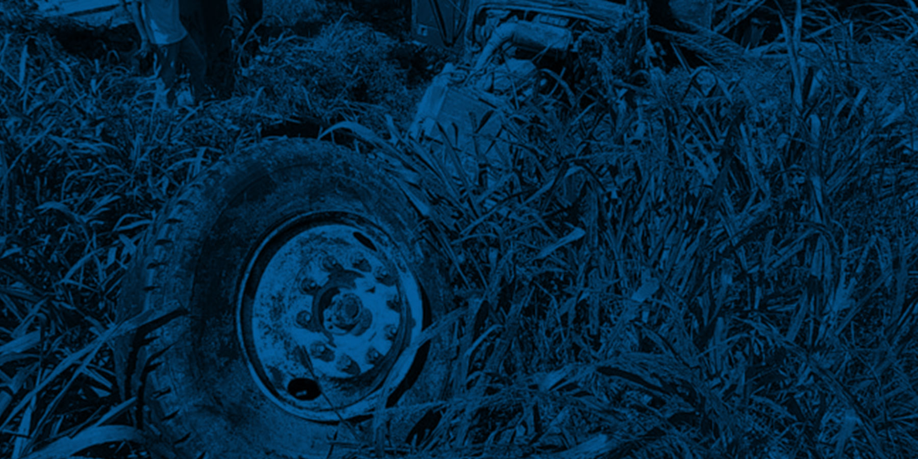 Camión perdió los frenos e impactó contra un puesto de frutas