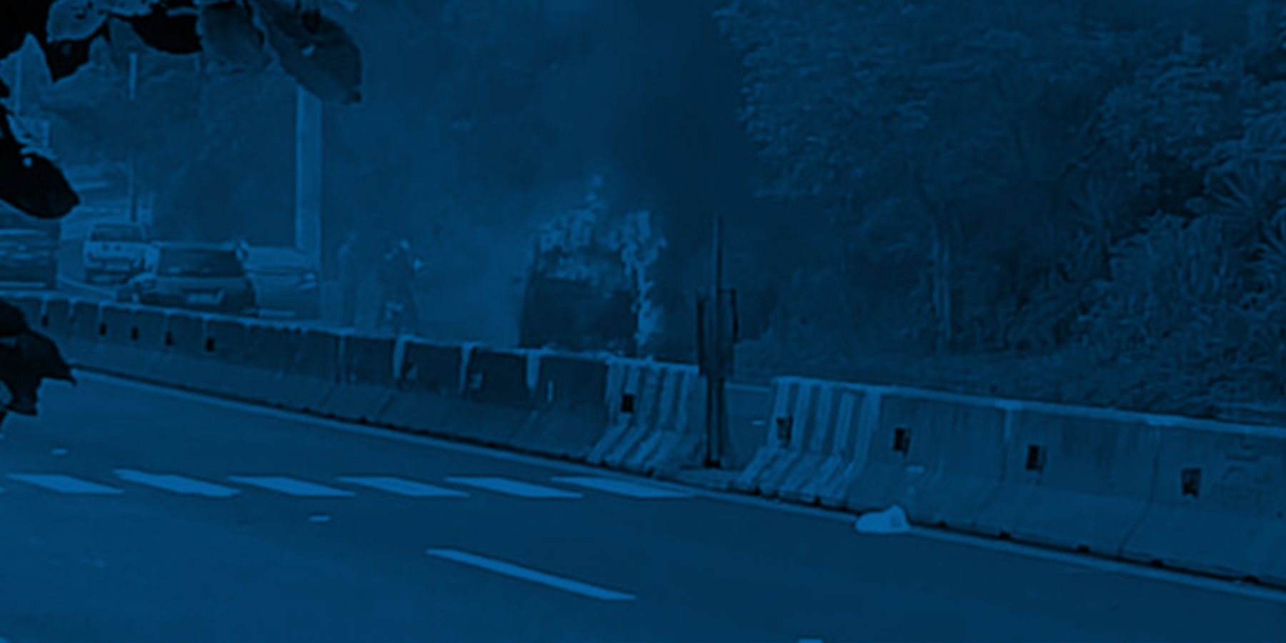 Incendio consume vehículo en carretera