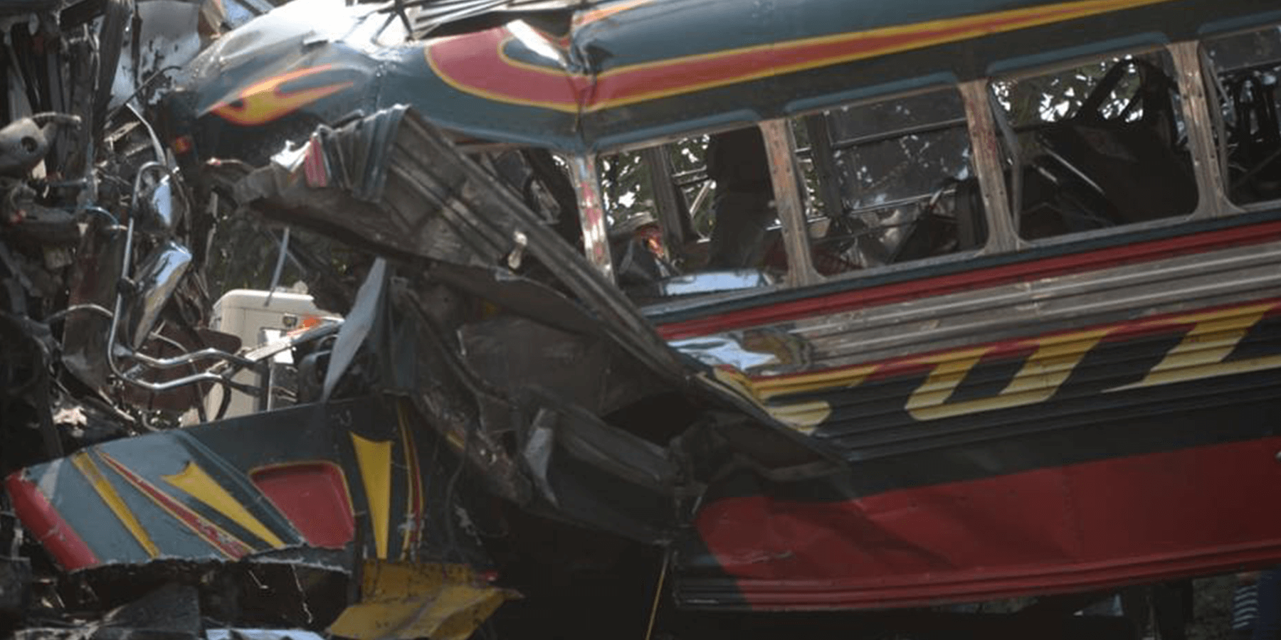 Al menos 35 personas lesionadas y 4 fallecidos en accidente vial