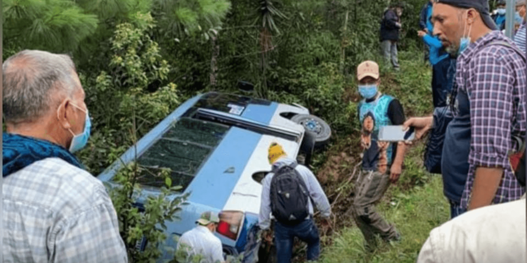Autobús de servicio ejecutivo vuelca en una hondonada por fallas mecánicas