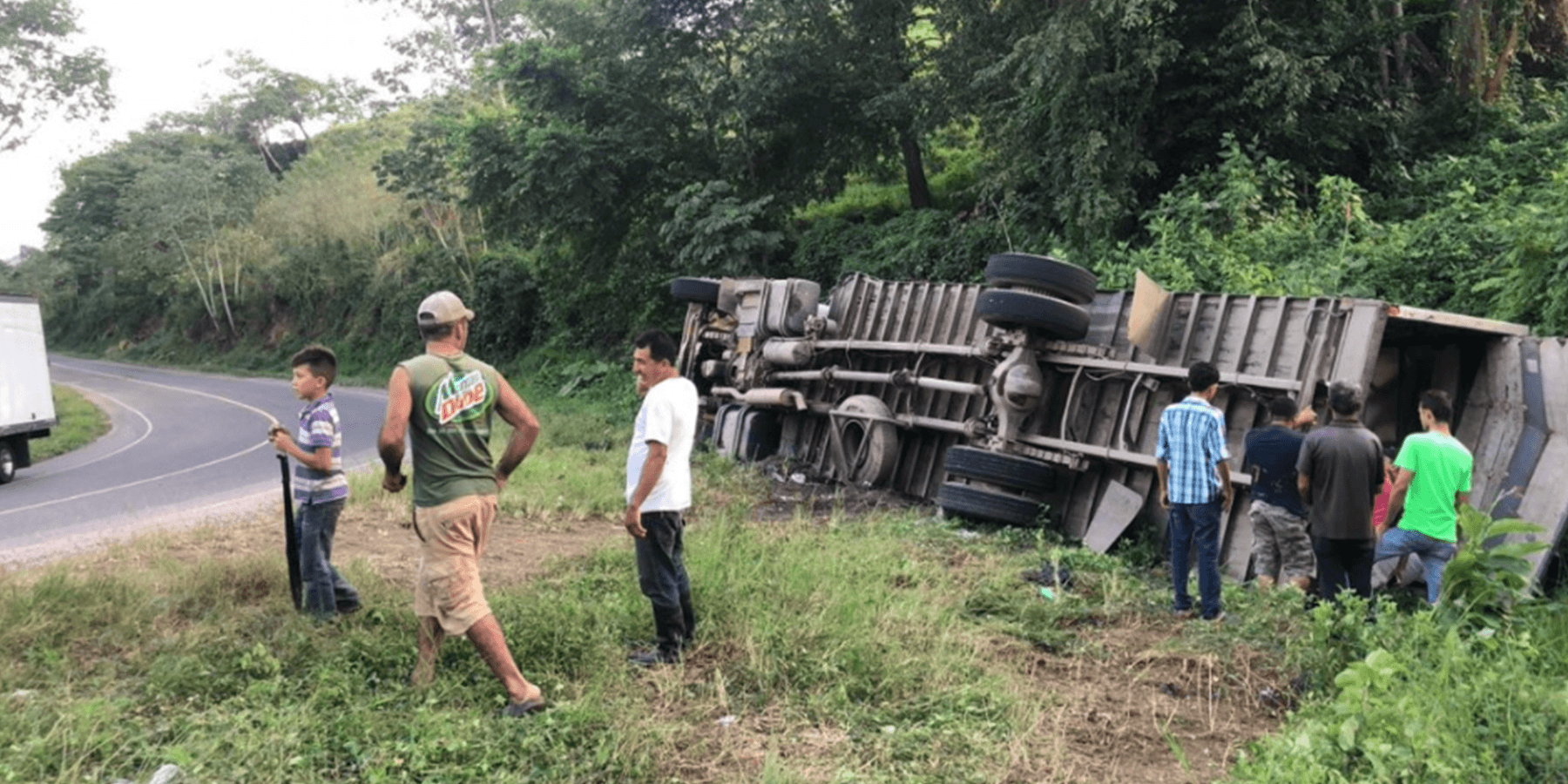Pesado automotor presentó desperfectos mecánicos en la carretera