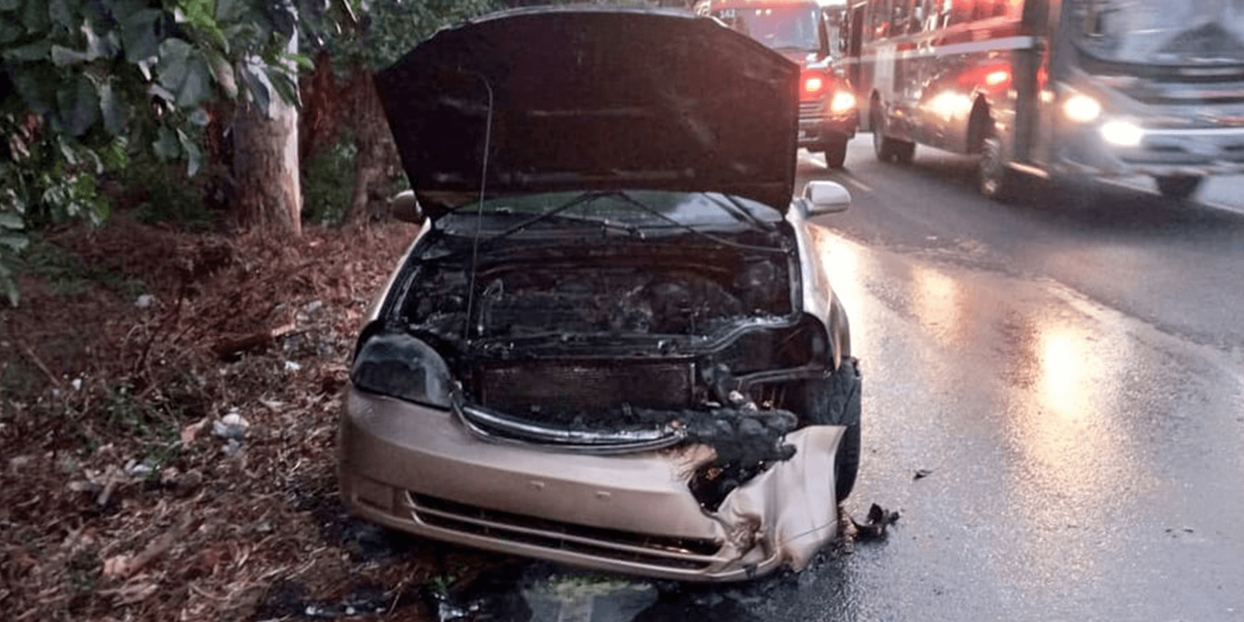 Vehículo en marcha se incendia en carretera