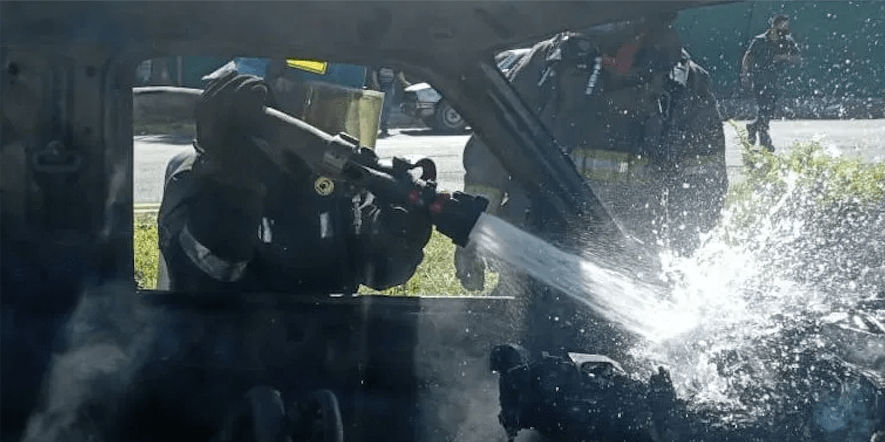 Cuerpo de Bomberos de El Salvador apaga incendio de vehículo