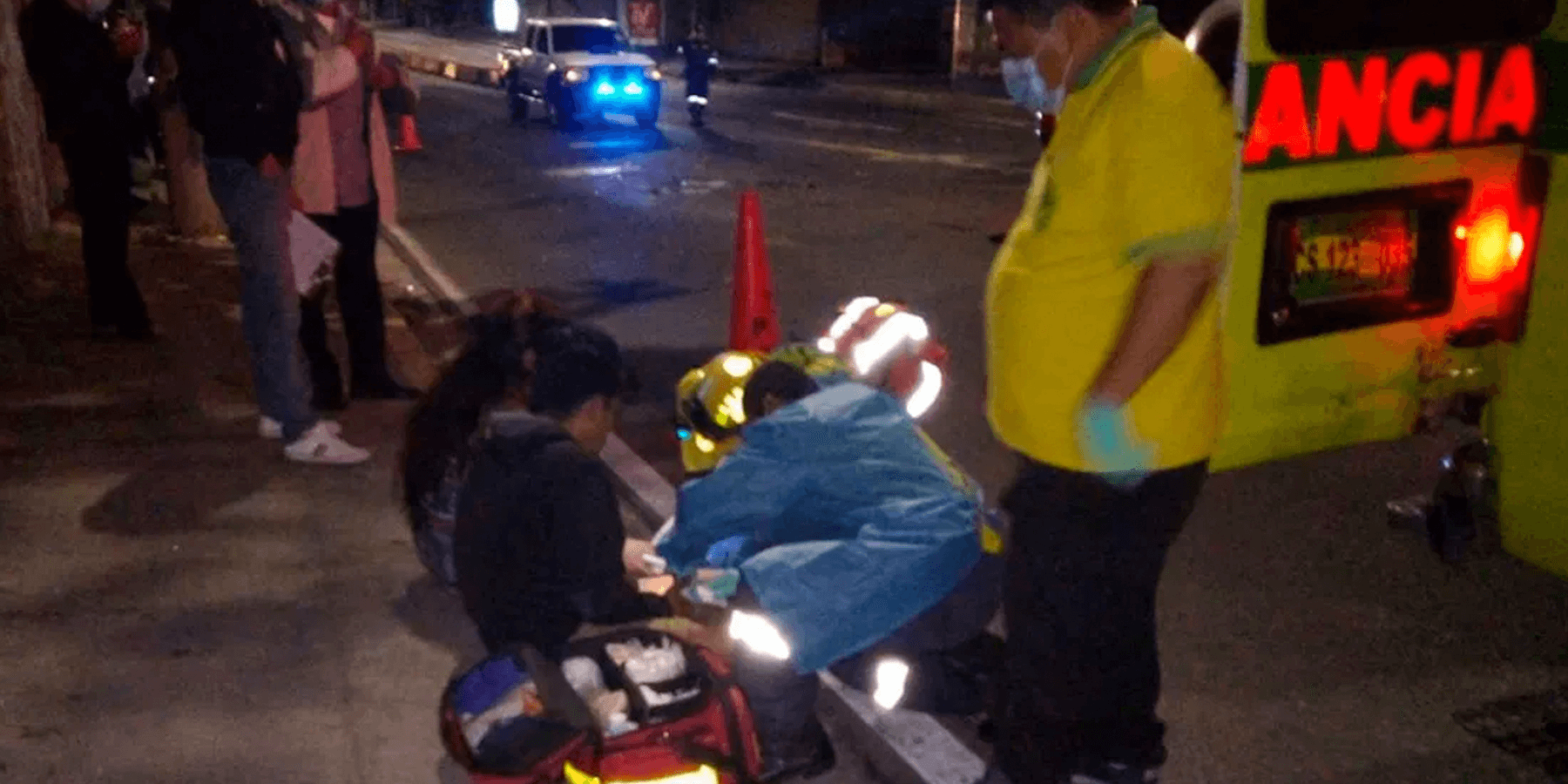 Dos personas que se transportaban a bordo de una motocicleta impactaron contra vehículo con desperfectos mecánicos