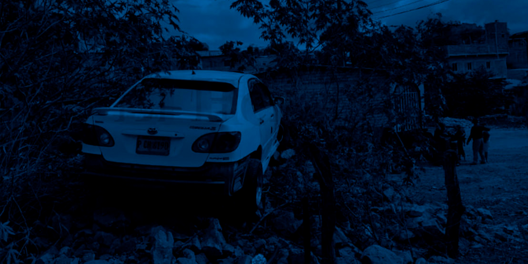 Vehículo con desperfectos mecánicos pierde el control y cae en río