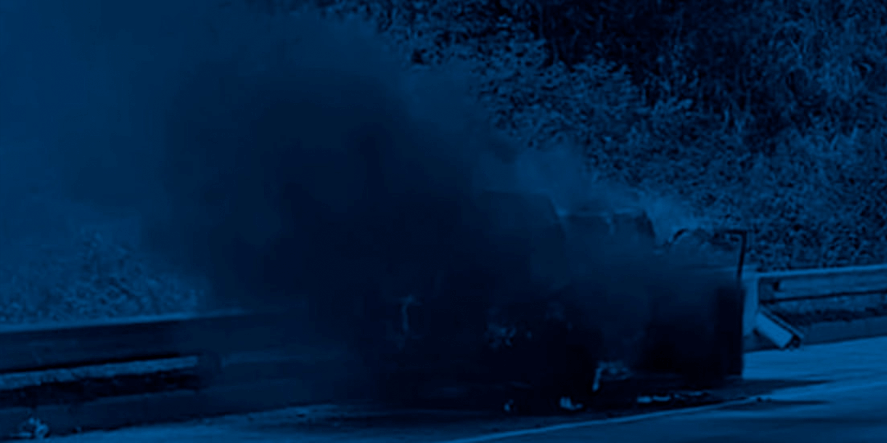 Vehículo es consumido por las llamas