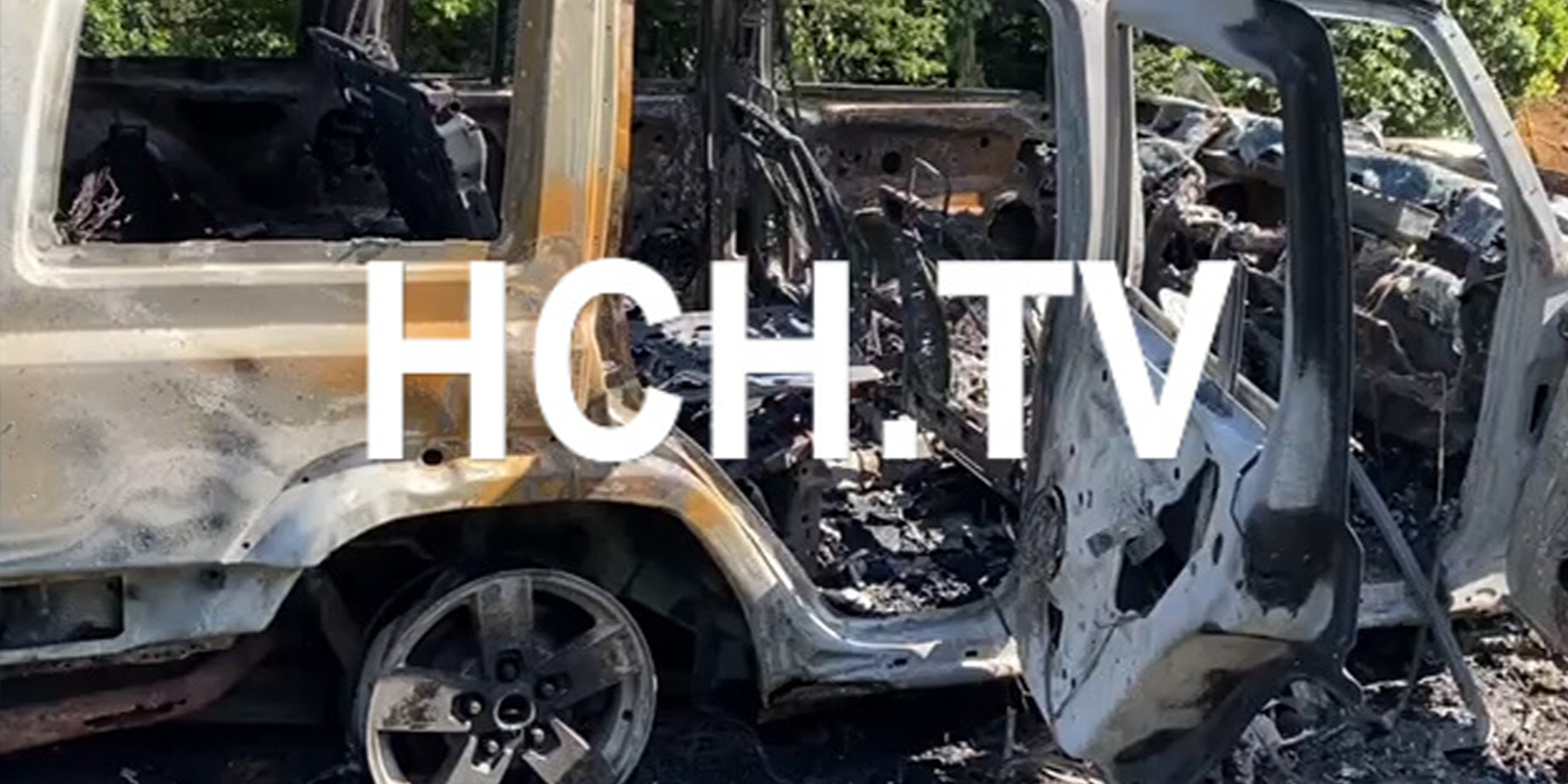 Camioneta es consumida por las llamas