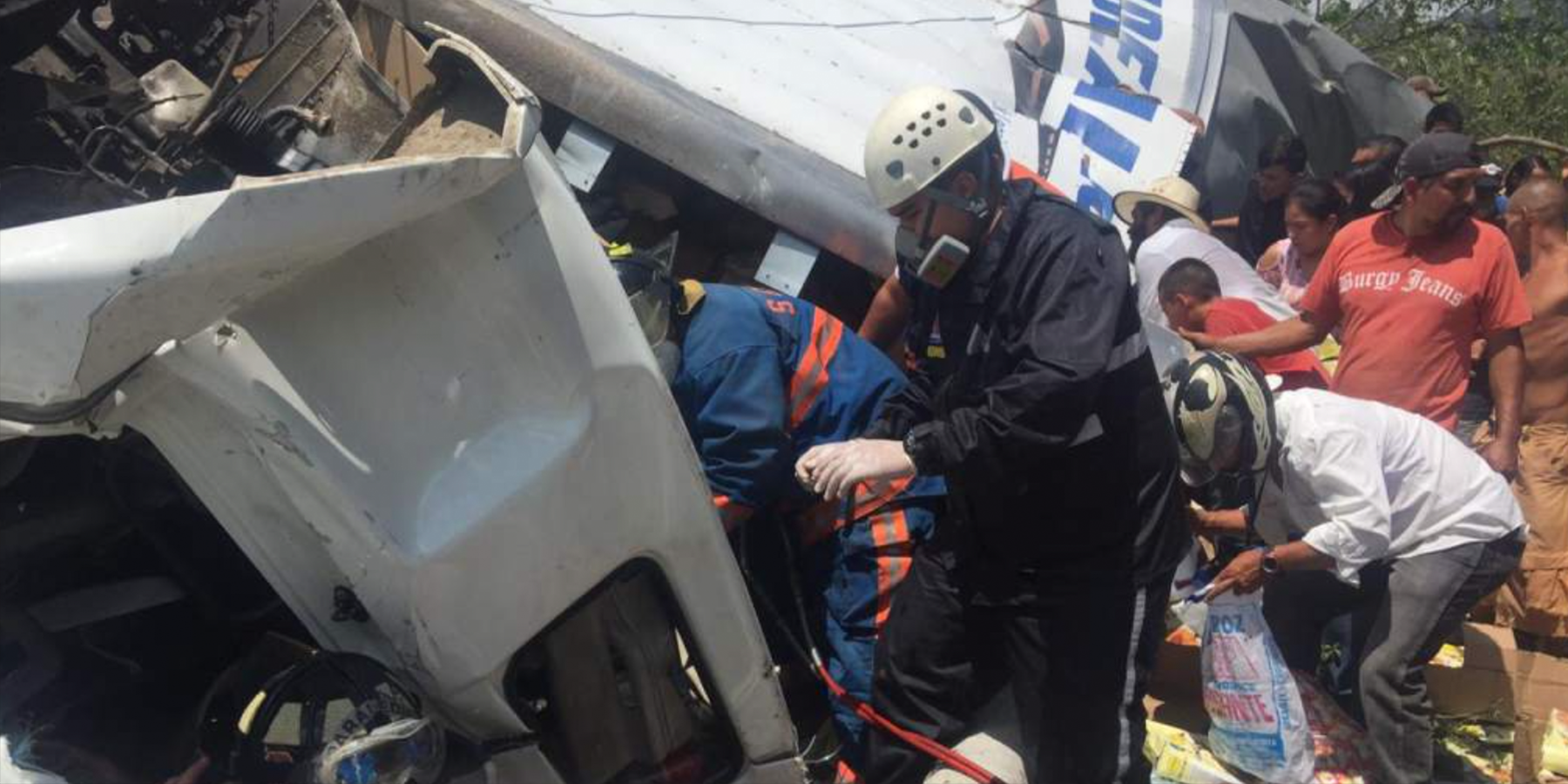 Triple colisión de vehículos en carretera por desperfectos mecánicos