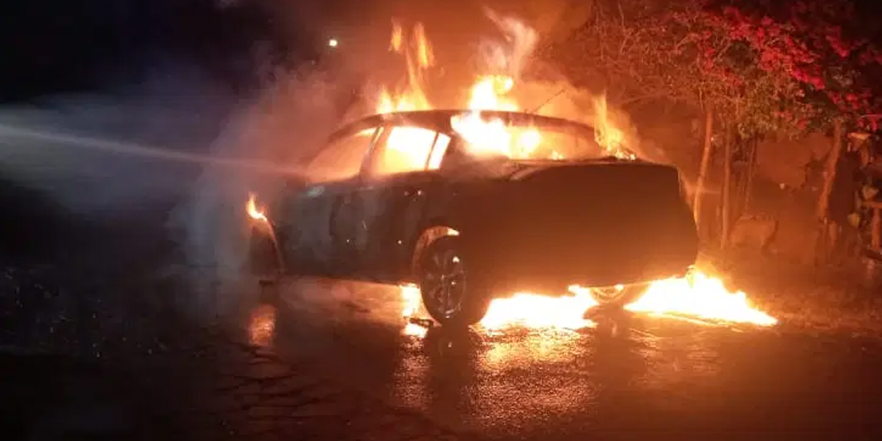 Vehículo se incendia en carretera