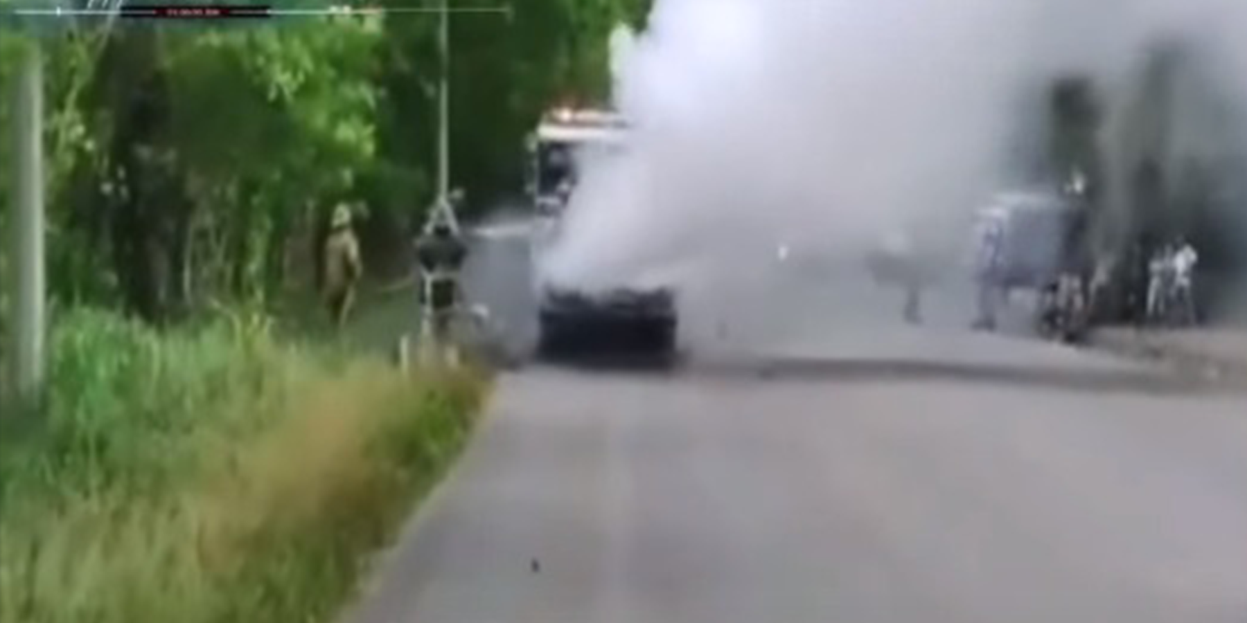 Vehículo es consumido por la llamas