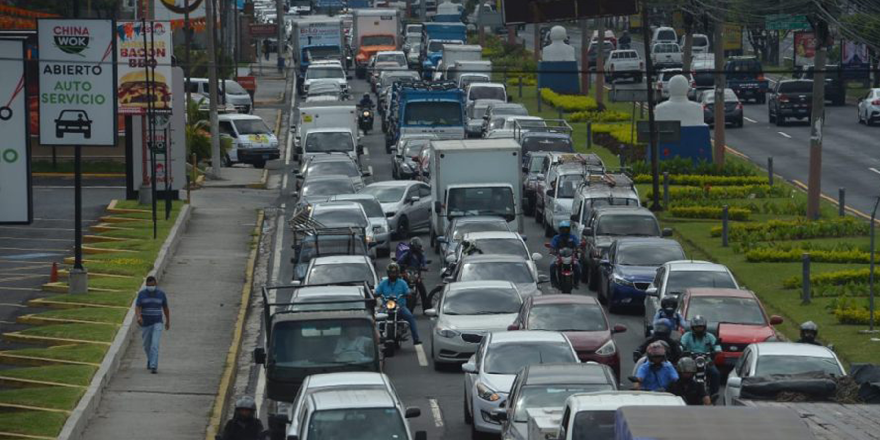 Camión de carga con desperfectos mecánicos causa fuerte tráfico vehicular