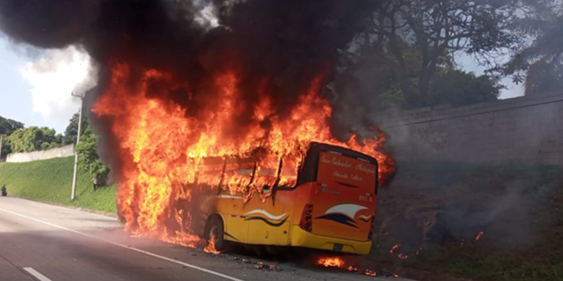 Autobús se incendió mientras realizaba un viaje