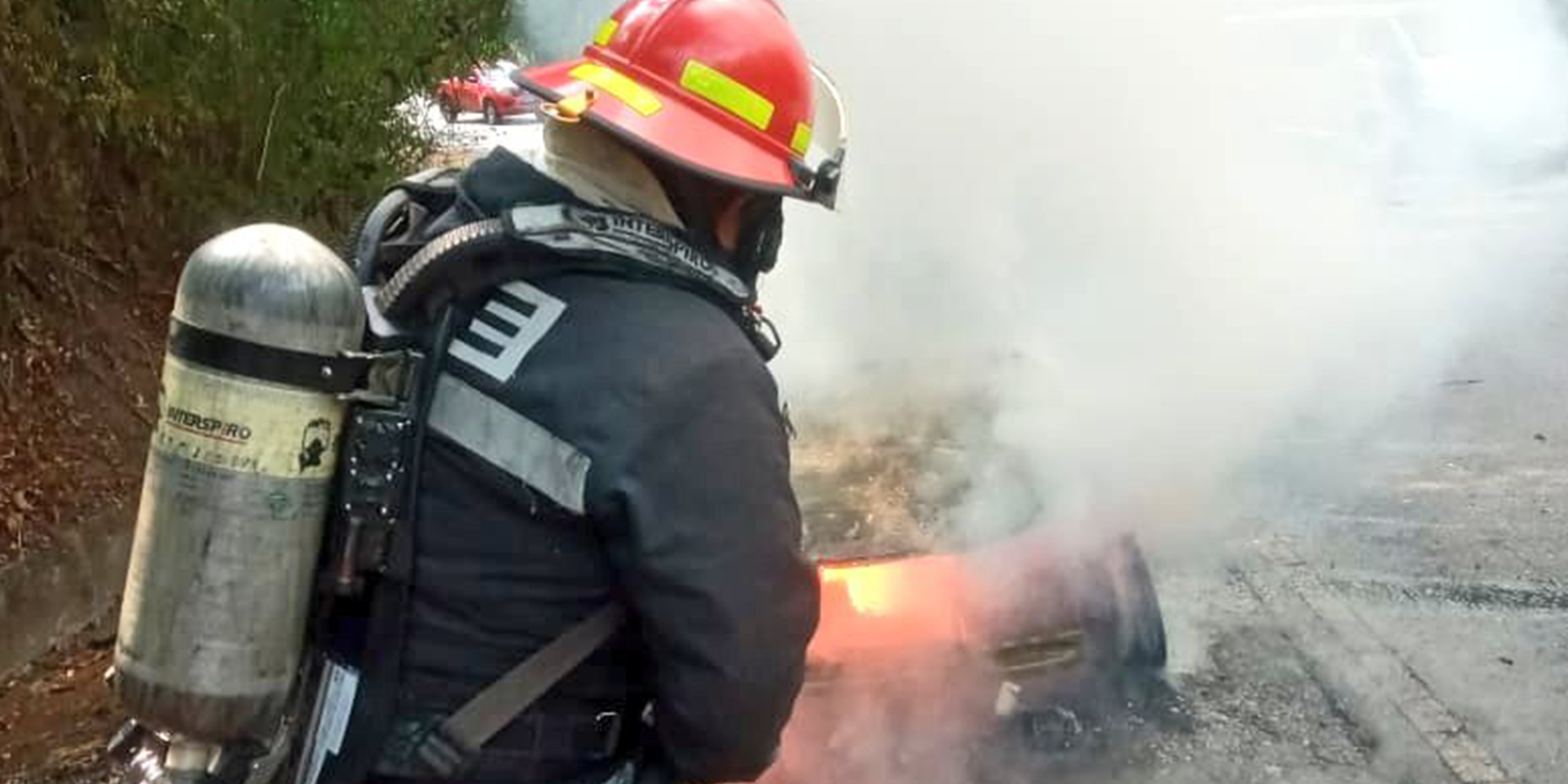 Vehículo se incendió en la carretera