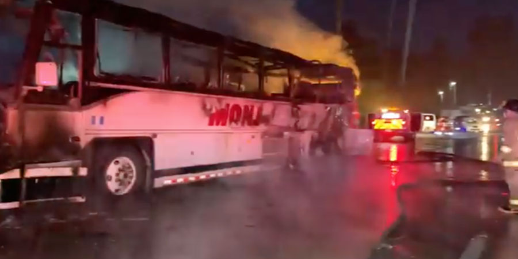 Bus extraurbano incendiado