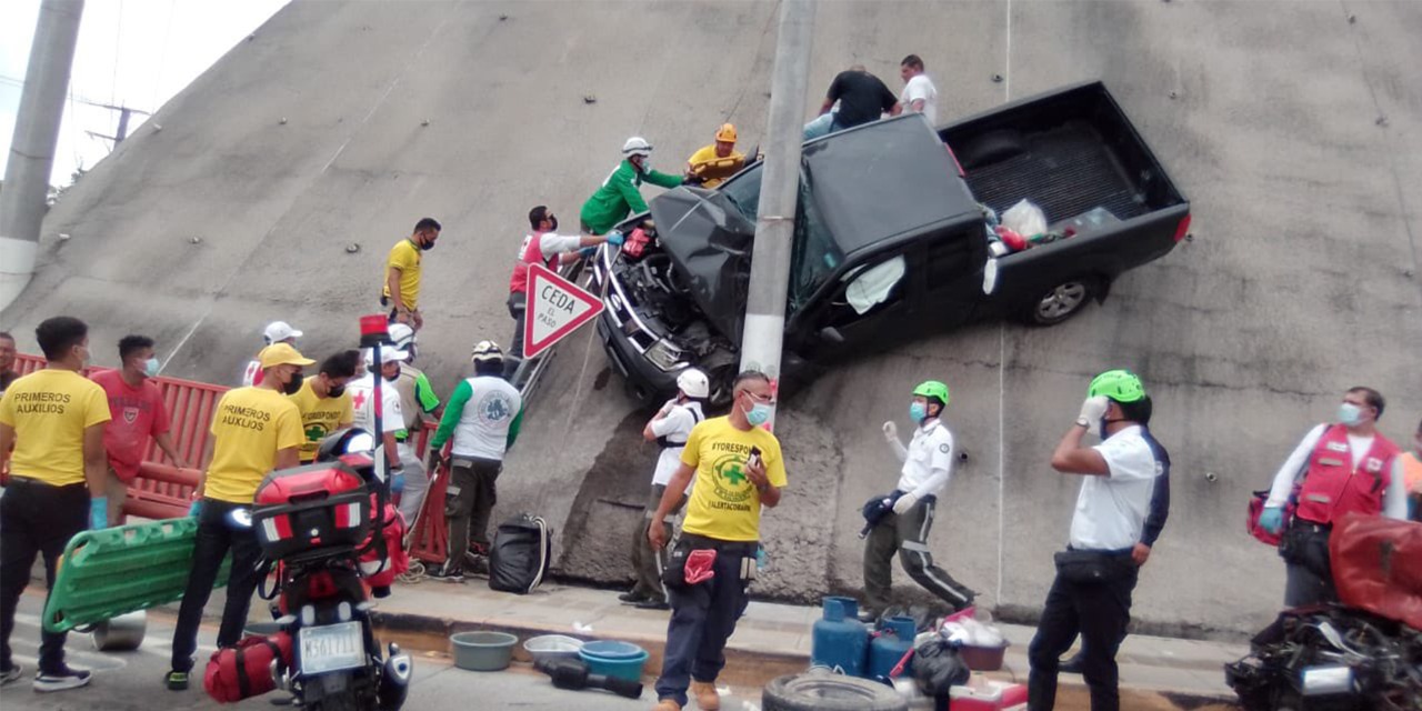 Tres personas lesionadas en aparatoso accidente