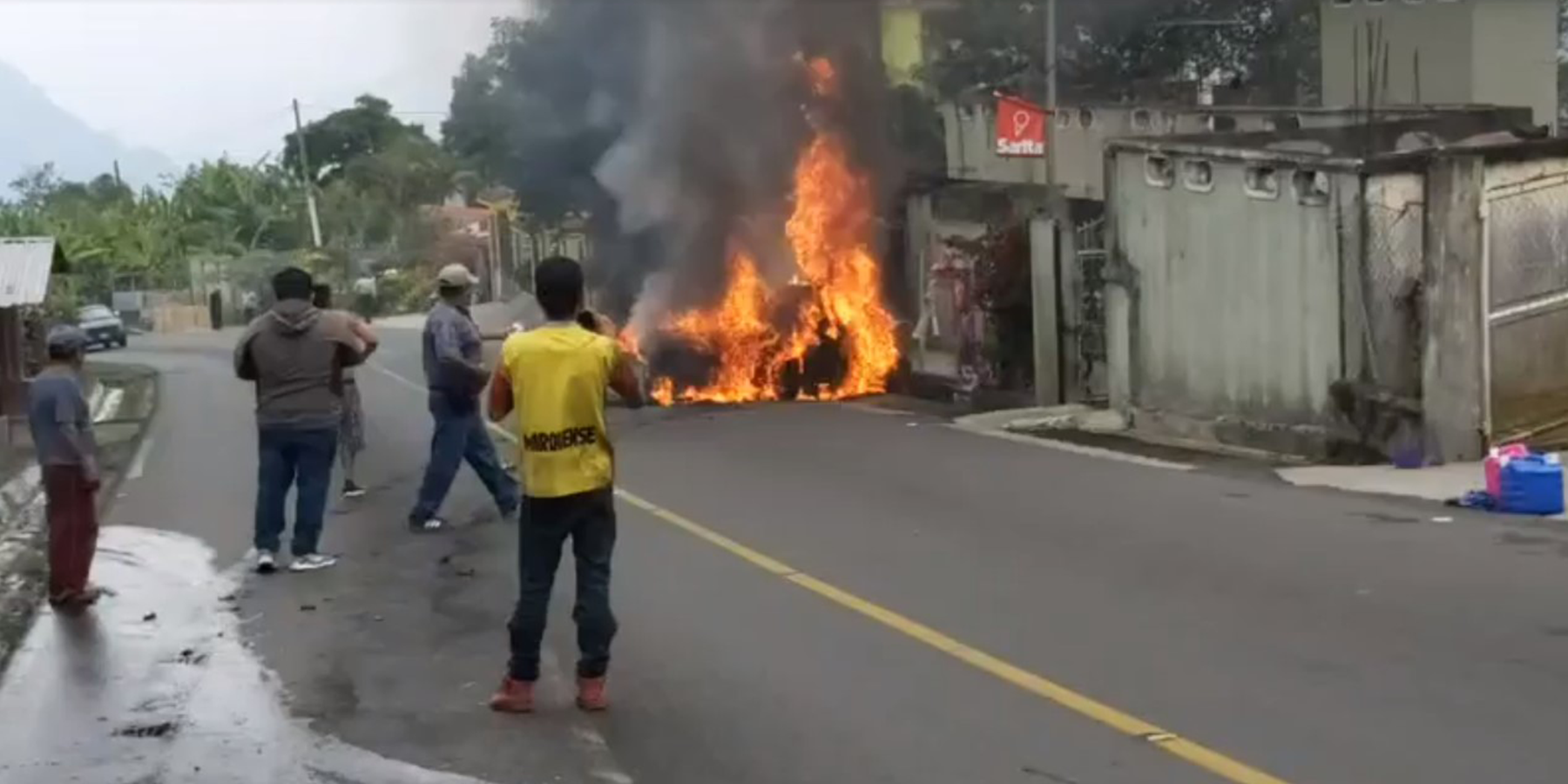 Automóvil en llamas en San Rafel Pie de la Cuesta