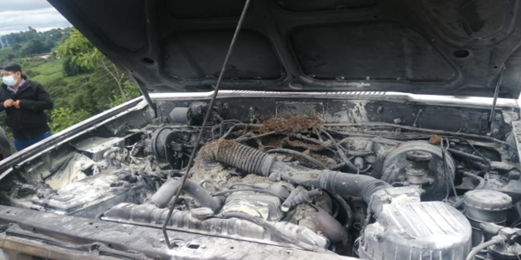 Motor de vehículo se incendia en el Cantón Chupól, El Quiché.