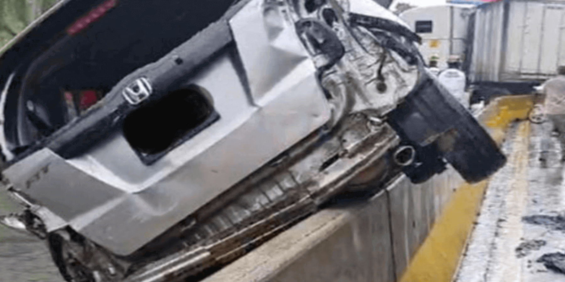 Camioneta sobre los separadores en Villalobos.