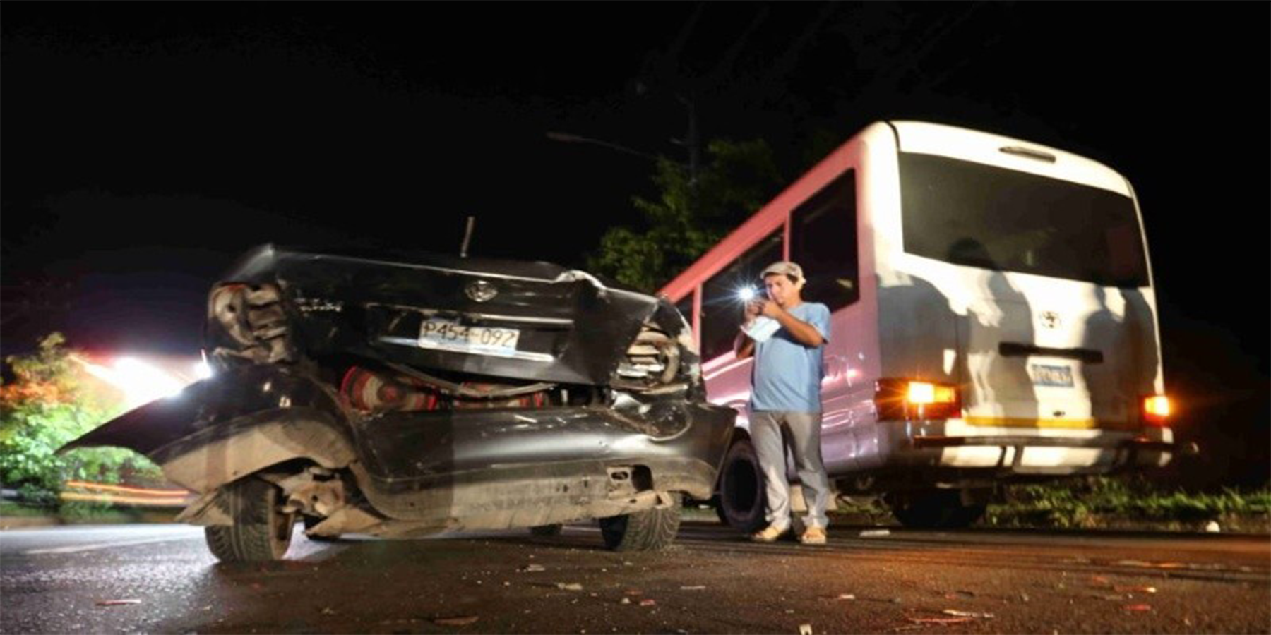 Dos vehículos y un microbús colisionaron en la carretera que conduce a Comalapa