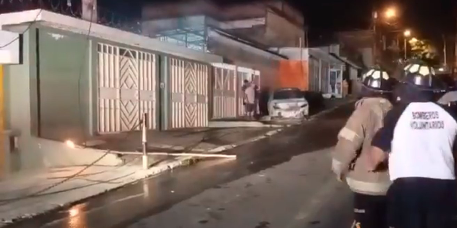 Fuego se produjo dentro de un carro particular