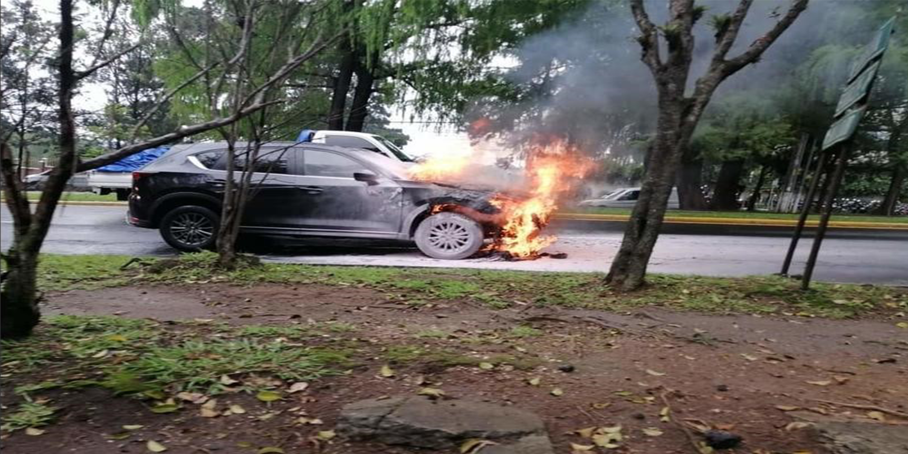 Se incendia vehículo en Boulevard Vista Hermosa