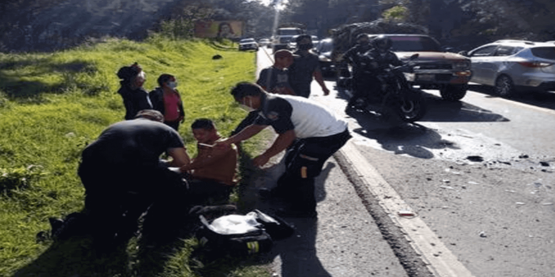 Diez heridos por accidente entre autobús y vehículo liviano.