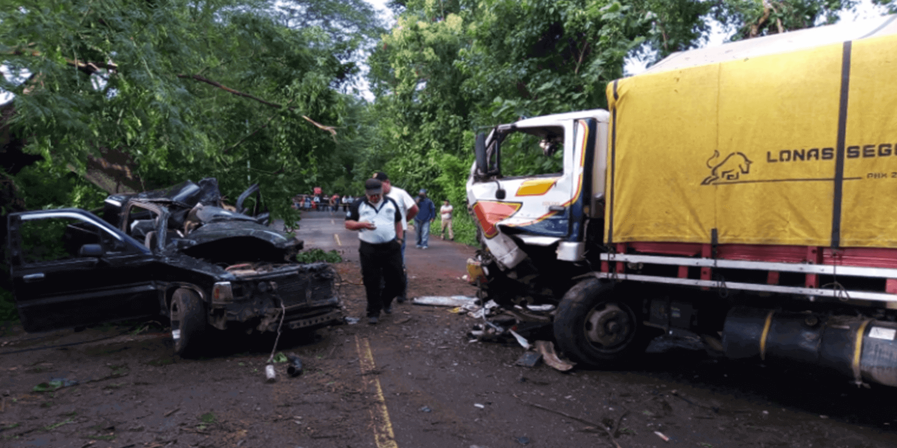 Dos fallecidos por causa de una colisión entre un camión y un Pick up