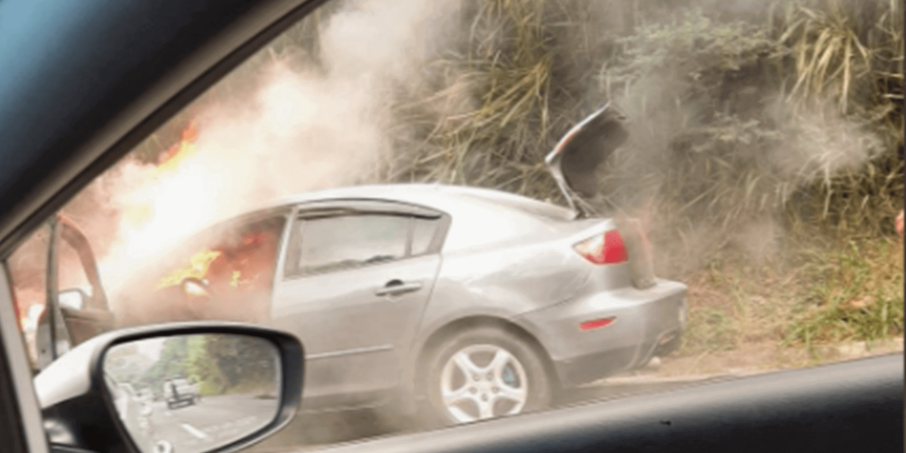 Vehículo consumido por las llamas