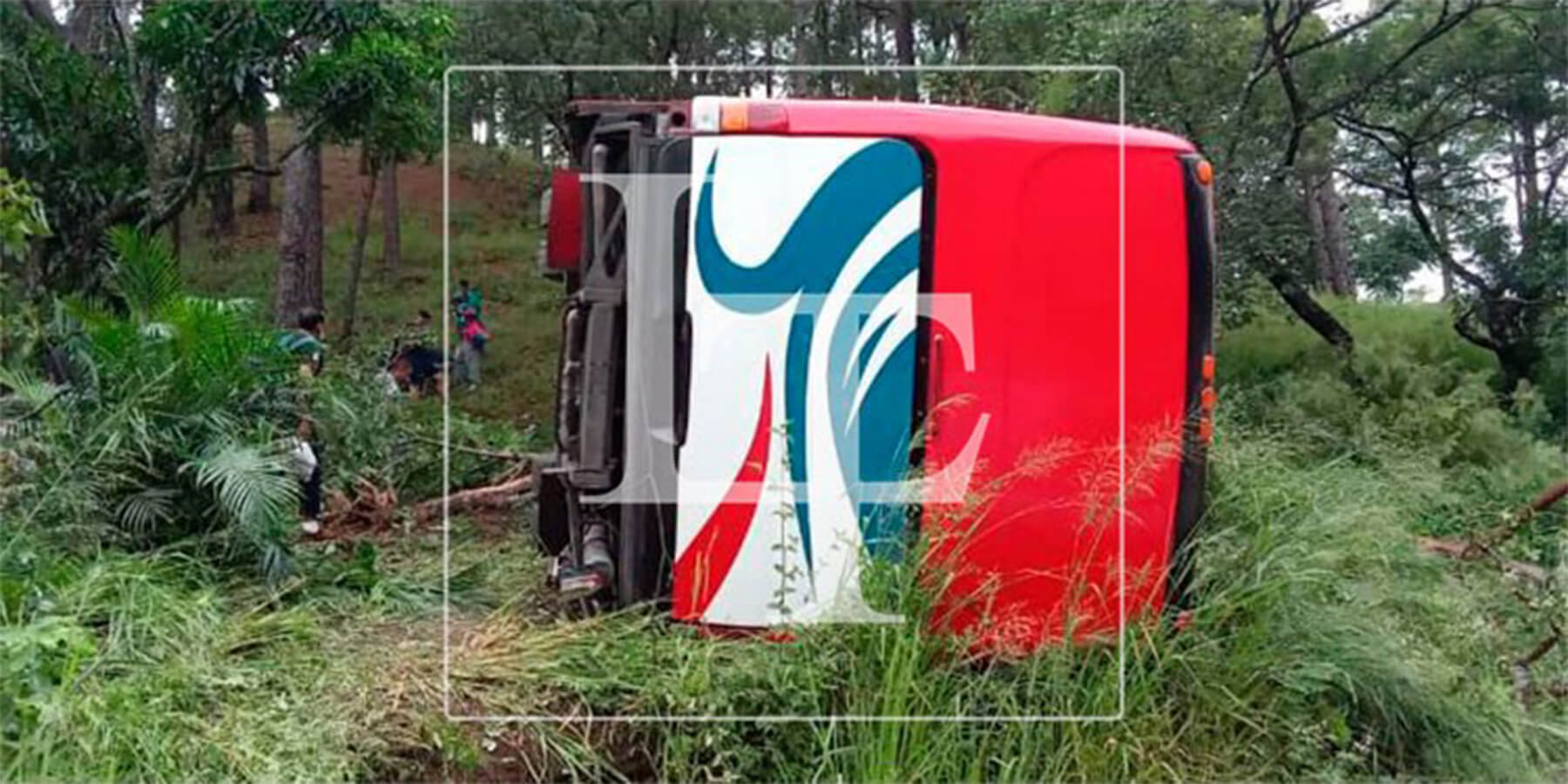 Autobús con desperfectos mecánicos volcó en un predio baldío