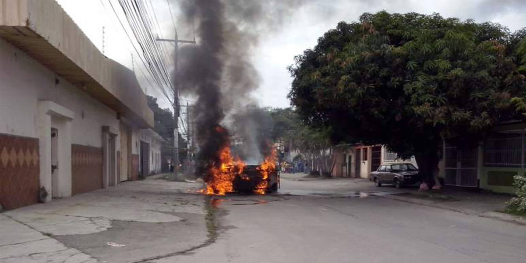 Carro se incendia después de chocar contra otro vehículo