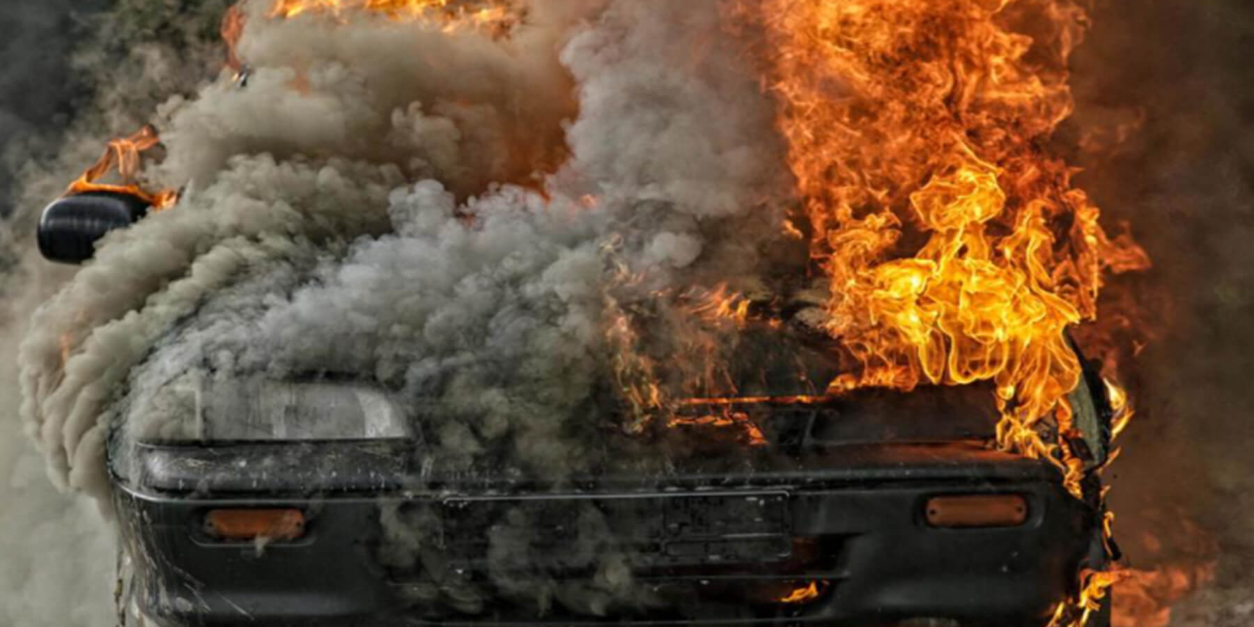 Carro incendiado en la 5ª avenida y 3ª calle de la zona 3 de San José Pinula