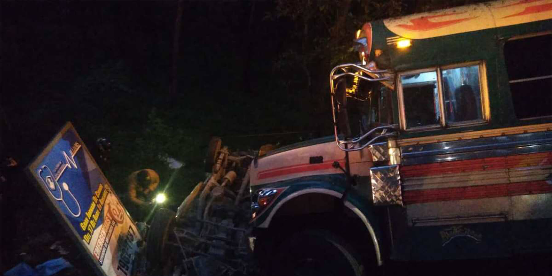 Autobús choca contra un vehículo en Chimaltenango