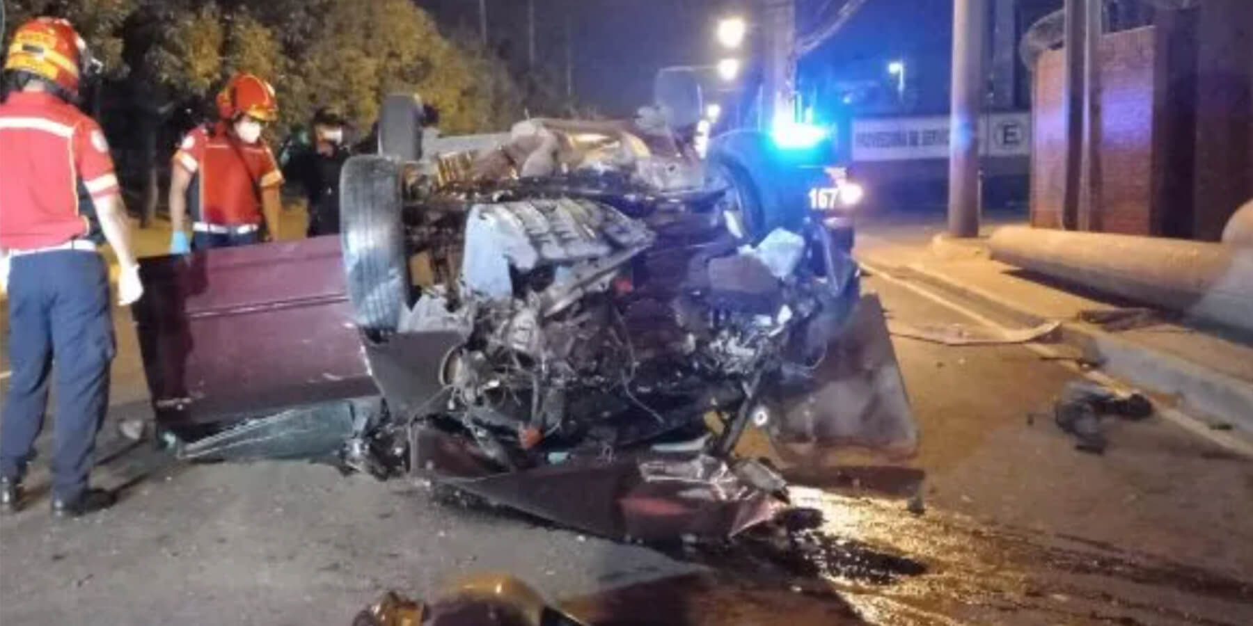 Auto queda destruido en calzada Atanasio, zona 12