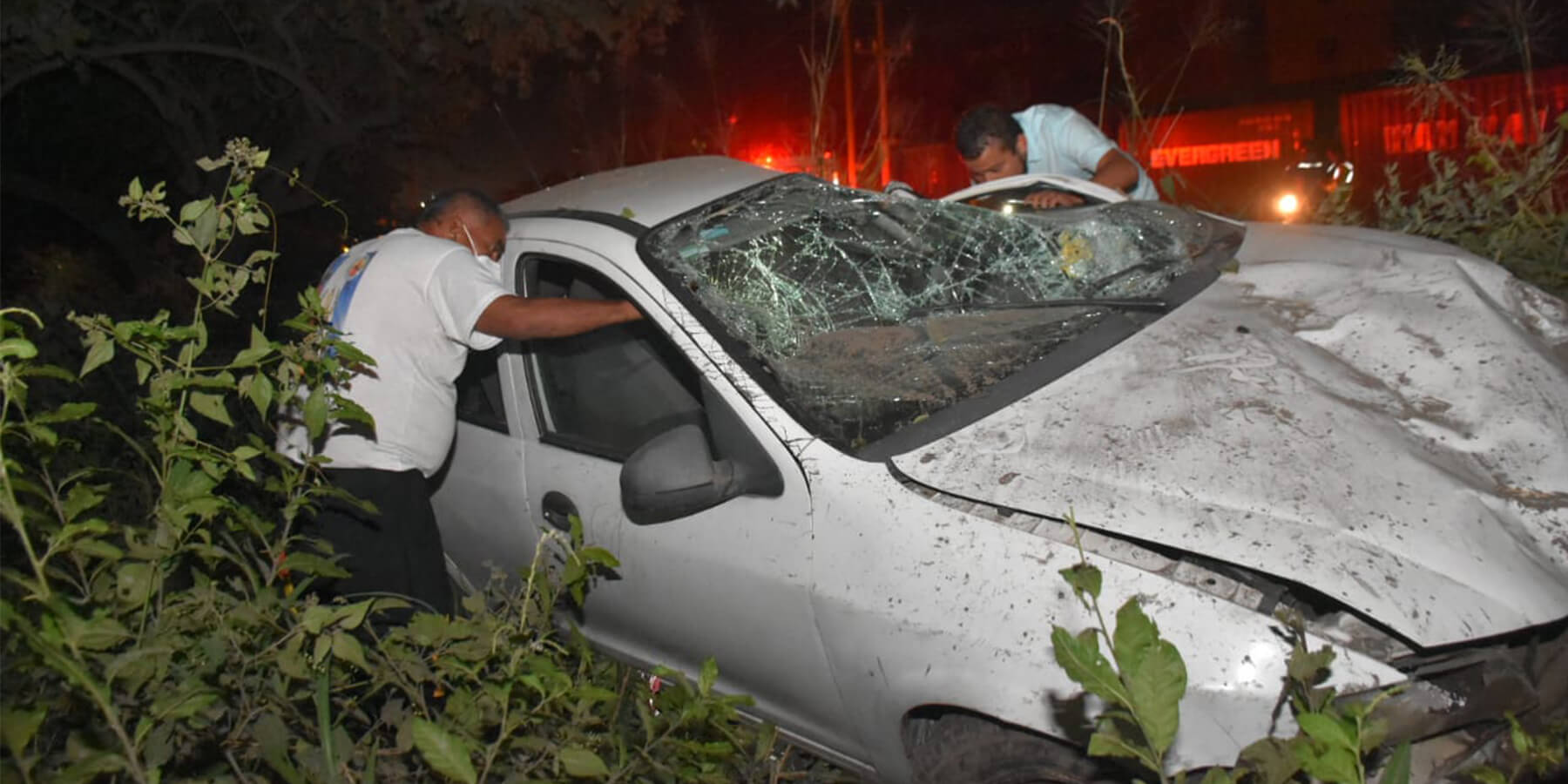 Vehículo colisionado en Km 98.5 autopista Puerto Quetzal