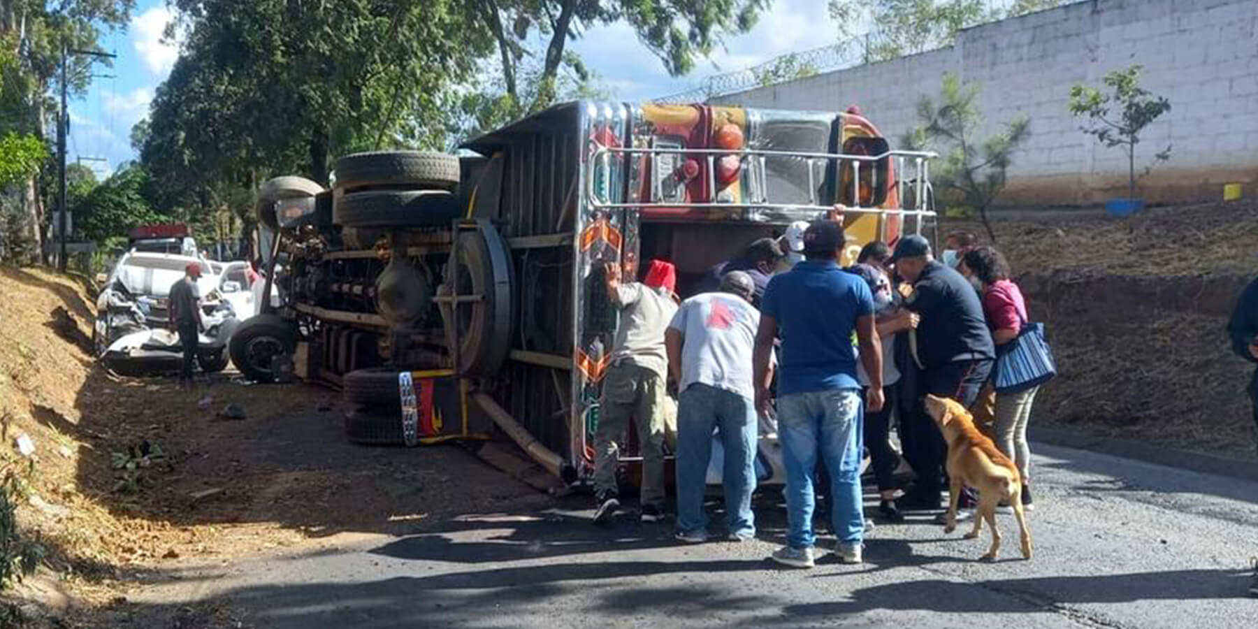 Accidente en Villa Nueva entre un bus y un pick-up