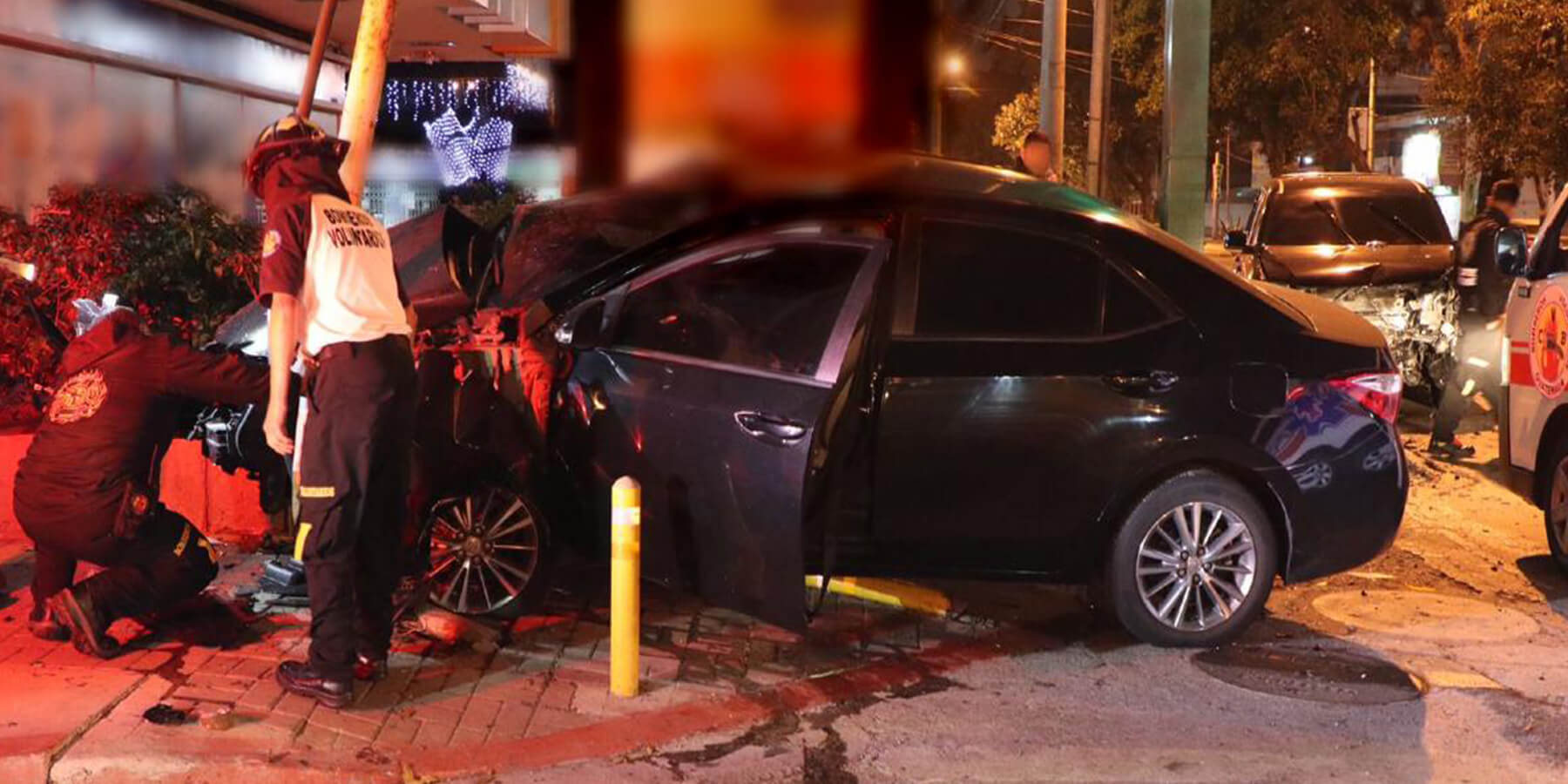 Accidente entre un pick-up y un sedán en zona 9