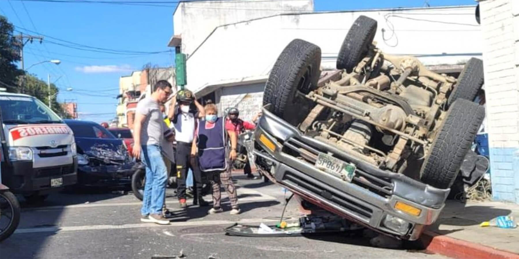 Vehículo queda volcado en la segunda avenida de la zona 1  