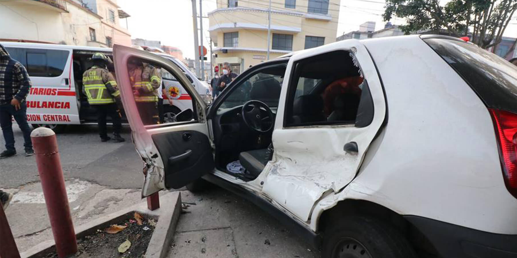 Vehículo queda destrozado en la calzada Aguilar Batres