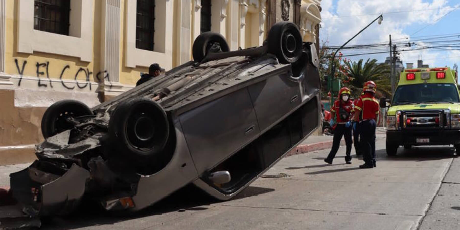 Un vehículo termina volcado tras colisión con una motocicleta